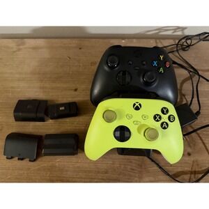 Microsoft Xbox Series X S Wireless Controllers Electric Volt Black Charging Dock